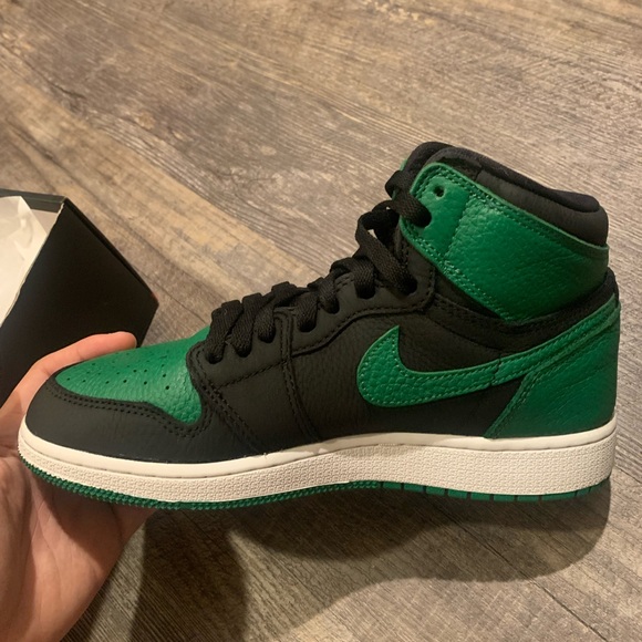 Air Jordan 1 Retro High OG GS 'Pine Green size 6 - Picture 3 of 7